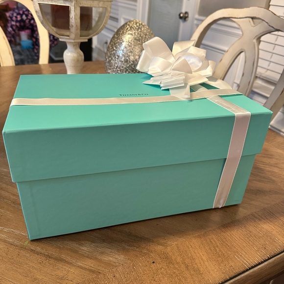 Tiffany & Co. Crystal champagne flutes with White Ribbon and Box - Picture 9 of 12